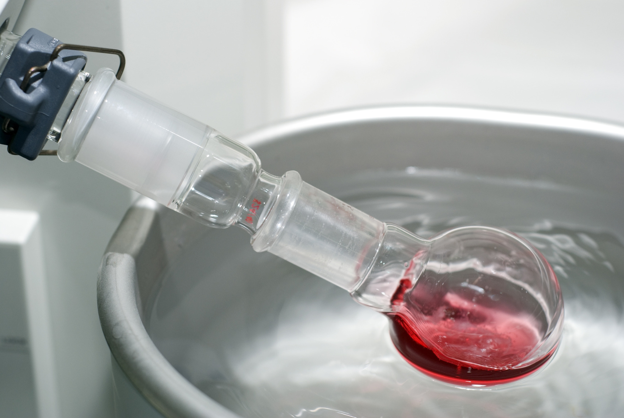 Laboraufbau mit rotem Pflanzenextrakt