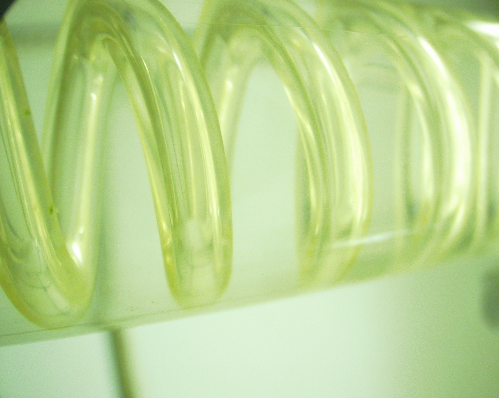 Technischer Glasaufbau mit spiralförmigem Rohr